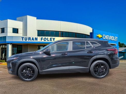 Used 2025 Chevrolet Trax ACTIV image 2