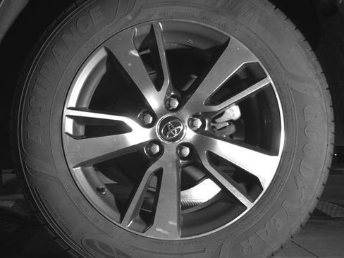 Used 2018 Toyota RAV4 XLE AWD/4WD image 13