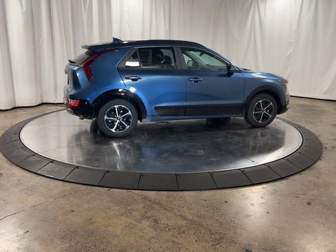 Certified 2025 Kia Niro SX image 9
