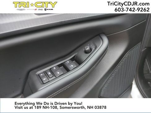 New 2025 Jeep Grand Cherokee Altitude image 11