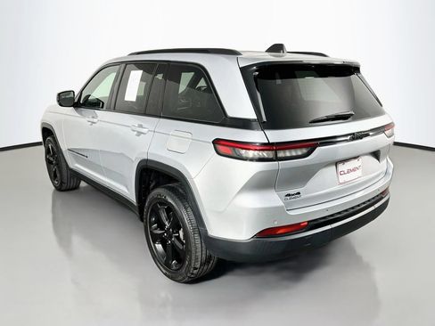 Used 2022 Jeep Grand Cherokee Altitude AWD/4WD image 9