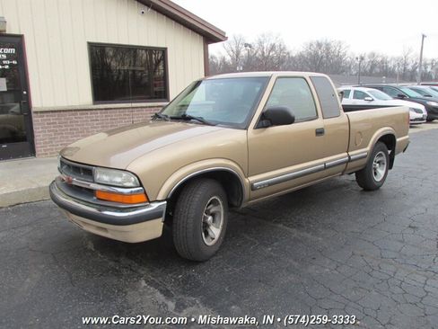 Used 2000 Chevrolet S10 Pickup LS w/ Preferred Equipment Group image 2