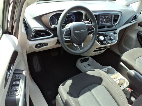 Used 2023 Chrysler Voyager LX FWD image 19