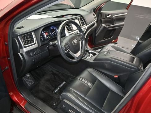 Used 2018 Toyota Highlander SE image 5
