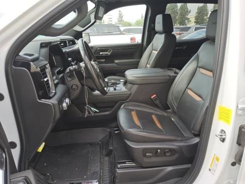 Used 2024 GMC Sierra 1500 AT4 w/ Technology Package AWD/4WD image 4