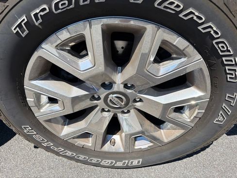 Used 2020 Nissan Titan SL w/ Moonroof Package AWD/4WD image 17