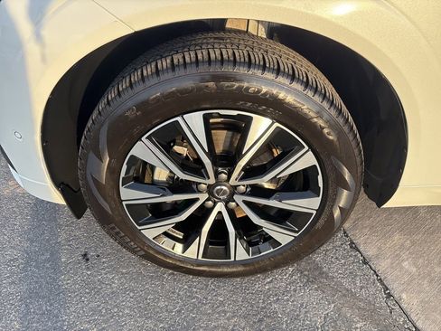 Used 2025 Volvo XC60 B5 Plus image 13