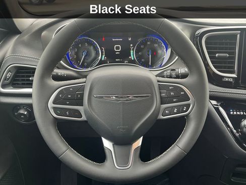 Used 2025 Chrysler Pacifica Select image 20