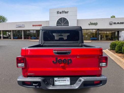 Used 2023 Jeep Gladiator Sport AWD/4WD image 5