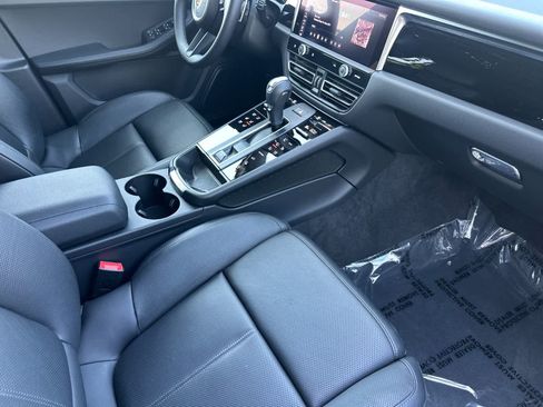 Certified 2025 Porsche Macan AWD/4WD image 17