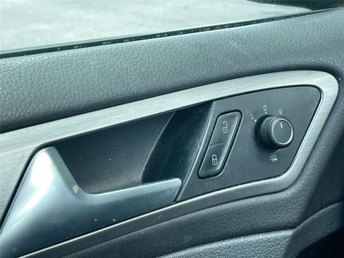 Used 2017 Volkswagen Golf 4-Door FWD image 16