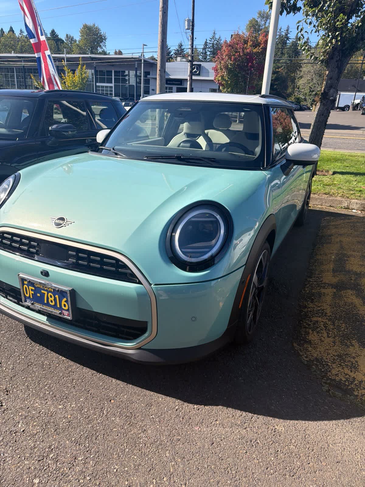 Used 2025 MINI Cooper 2-Door Hardtop FWD image 1
