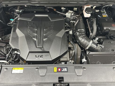 Used 2025 Kia Carnival FWD image 23