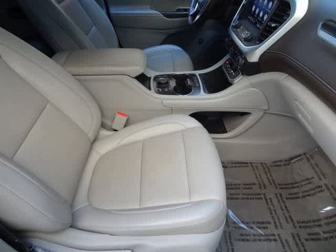 Used 2023 GMC Acadia SLT image 17