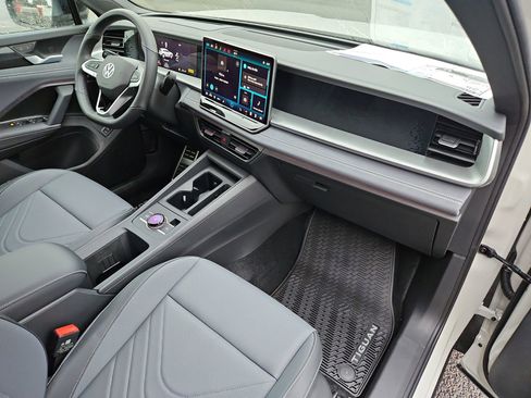 New 2026 Volkswagen Tiguan SE R-Line image 30