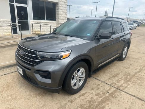 Used 2024 Ford Explorer XLT image 3