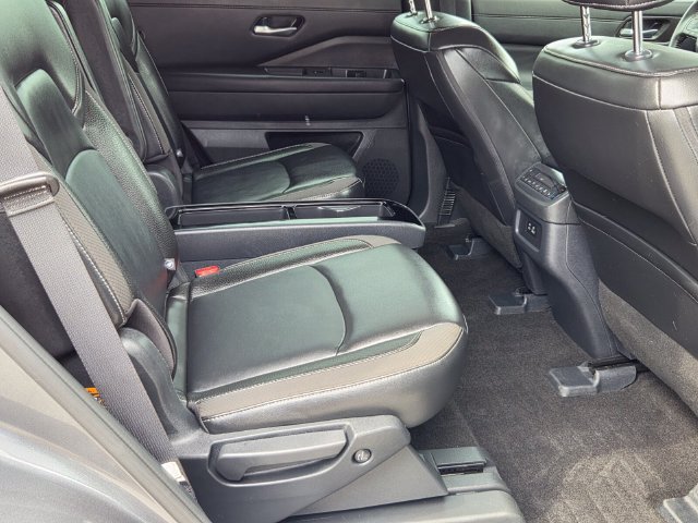 Used 2025 Nissan Pathfinder SL w/ SL Premium Package FWD image 18