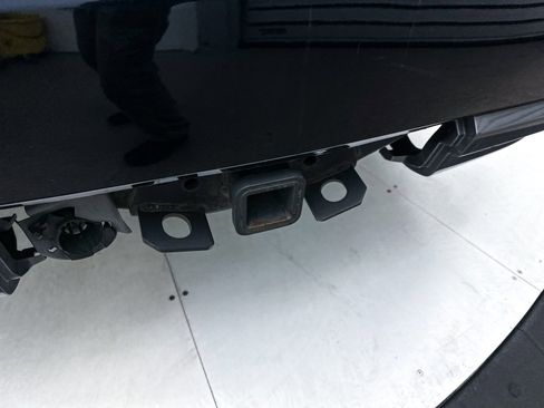 Used 2021 Nissan Armada SL w/ Captain's Chairs Package image 12