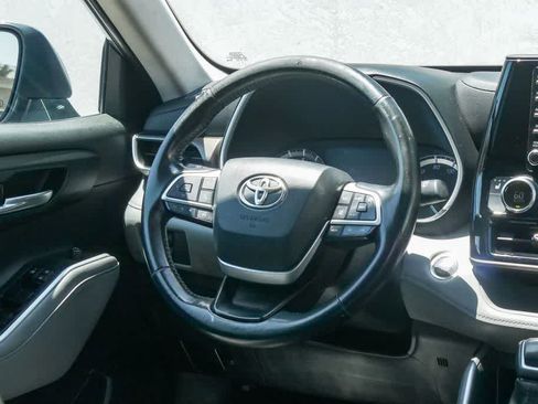 Used 2022 Toyota Highlander XLE FWD image 12