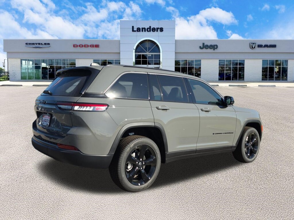 New 2027 Jeep Grand Cherokee Limited RWD image 3