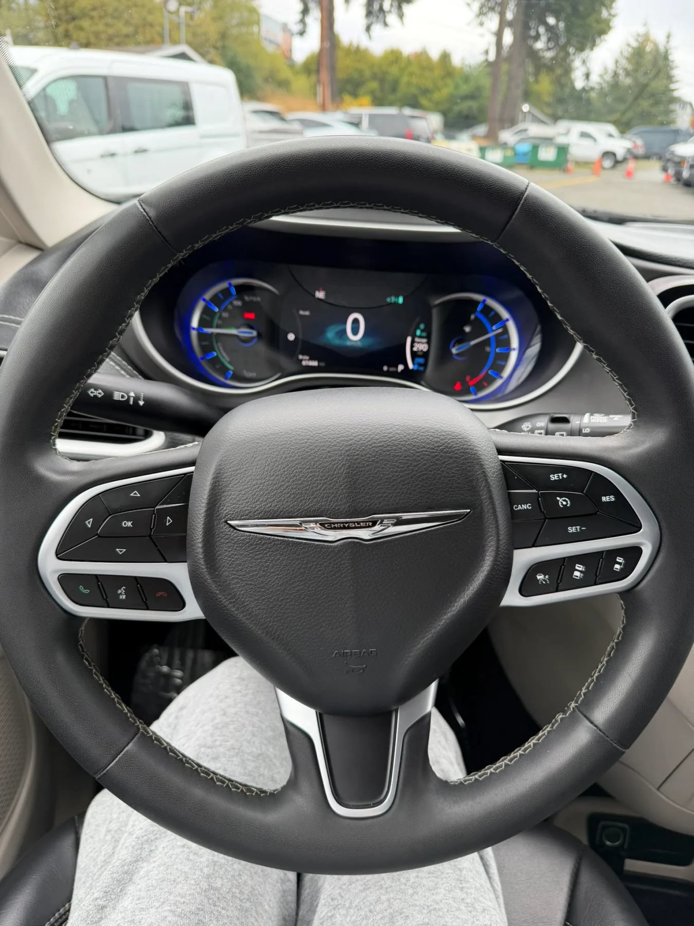 Used 2023 Chrysler Pacifica Touring-L FWD image 27