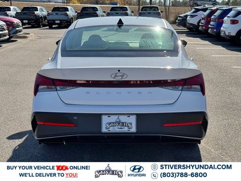 Certified 2025 Hyundai Elantra SE image 12