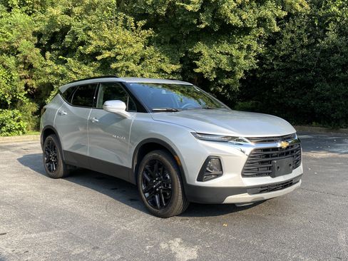 Used 2022 Chevrolet Blazer LT FWD image 2