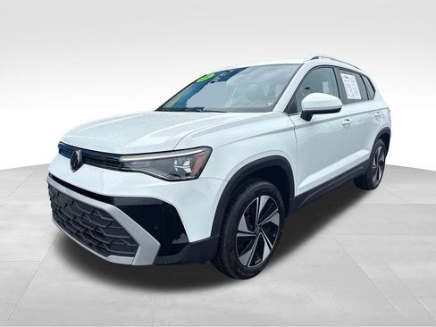 Used 2025 Volkswagen Taos SE AWD/4WD image 2