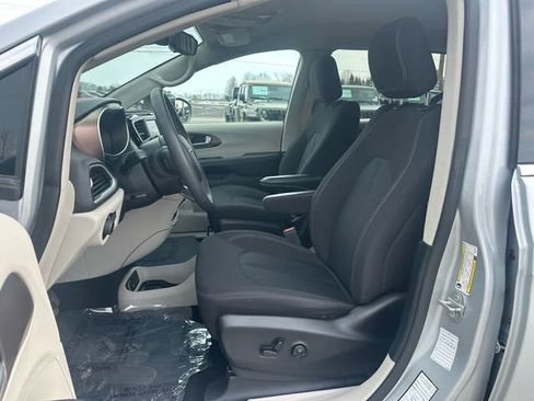 Used 2024 Chrysler Voyager LX image 9