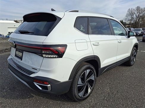 New 2026 Volkswagen Taos SE image 4