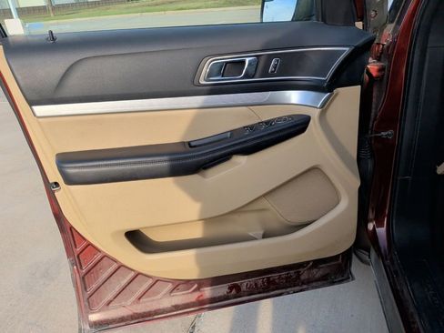 Used 2016 Ford Explorer XLT w/ Equipment Group 202A image 8