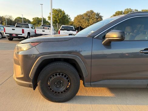 Used 2019 Toyota RAV4 LE FWD image 2