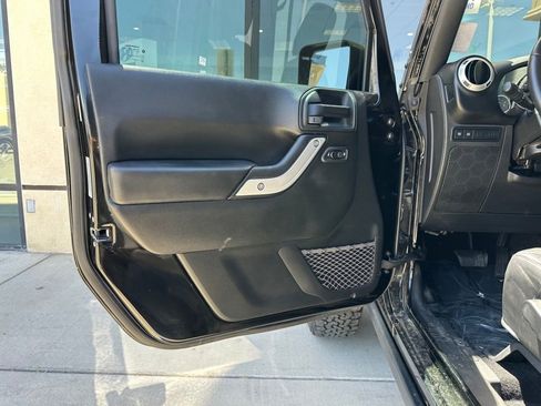 Used 2017 Jeep Wrangler Unlimited Rubicon w/ Cold Weather Group AWD/4WD image 12