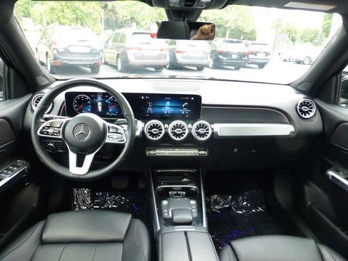 Used 2021 Mercedes-Benz GLB 250 4MATIC image 9