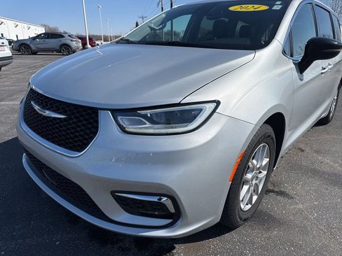 Used 2024 Chrysler Pacifica Touring-L FWD image 4