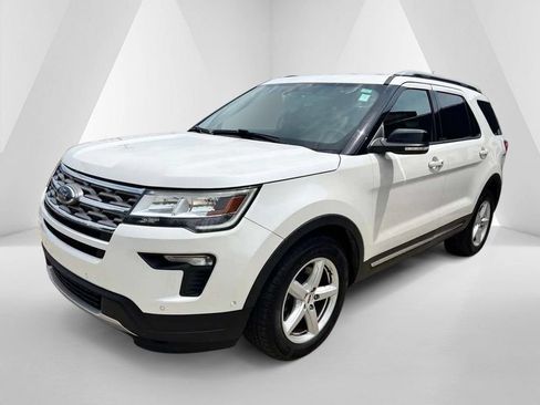 Used 2018 Ford Explorer XLT w/ Equipment Group 202A FWD image 3