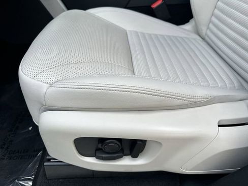 Used 2025 Land Rover Discovery S image 14