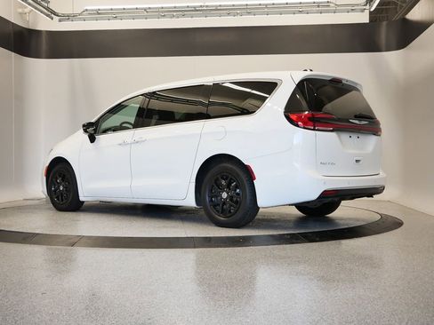 Used 2024 Chrysler Pacifica Touring-L image 43