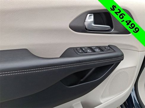 Certified 2024 Chrysler Pacifica Touring-L image 13