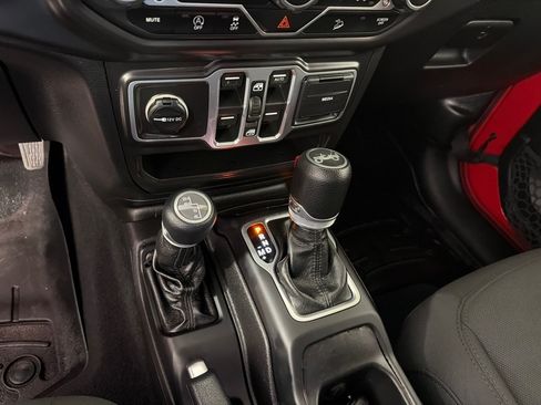 Used 2018 Jeep Wrangler Unlimited Sport S AWD/4WD image 16