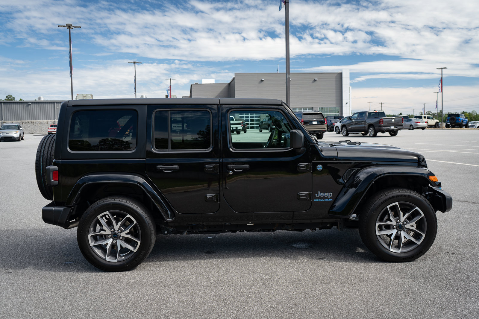 Used 2024 Jeep Wrangler Unlimited w/ Convenience Group AWD/4WD image 11