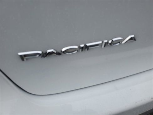 Used 2021 Chrysler Pacifica Touring w/ Uconnect Theater Family Group image 10