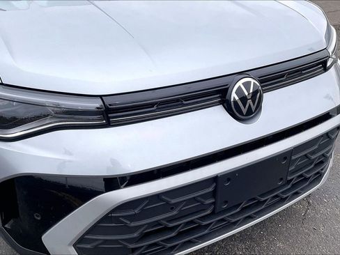 Used 2025 Volkswagen Taos SE FWD image 33