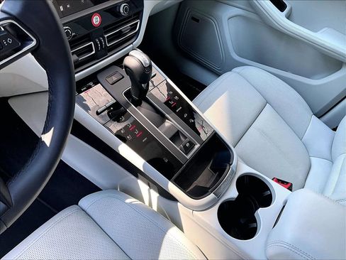 Certified 2025 Porsche Macan AWD/4WD image 20