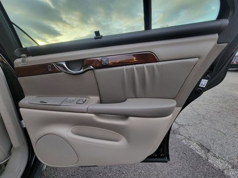 Used 2004 Cadillac De Ville DHS w/ Equipment Group image 29