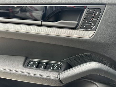 Certified 2025 Porsche Cayenne image 12