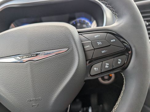 Used 2025 Chrysler Pacifica Limited FWD image 26