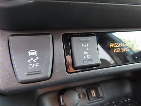 Used 2022 Toyota RAV4 SE w/ Convenience Package image 25