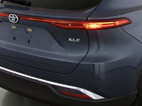 Used 2023 Toyota Venza XLE image 10