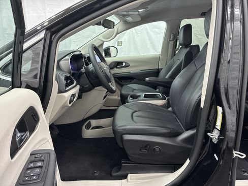 Used 2024 Chrysler Pacifica Touring-L FWD image 15